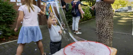 Viel Spaß hatten die Kleinen mit den Superseifenblasen.