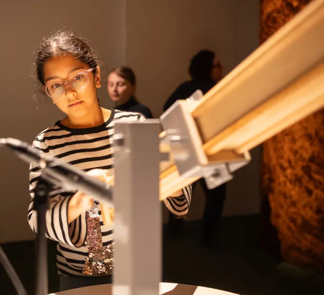 Lautexperimente in der Ausstellung "Kopfüber in die Kunst".