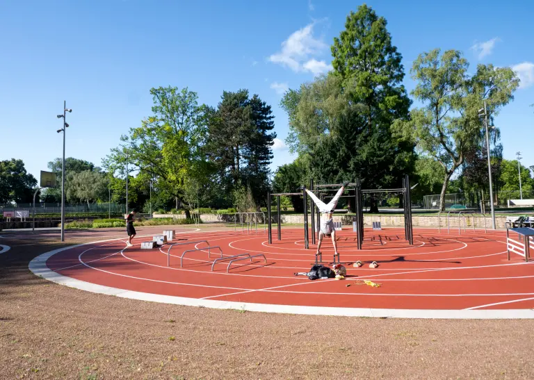 Kinder nutzen schon das neue Calisthenics-Feld und treiben Sport.