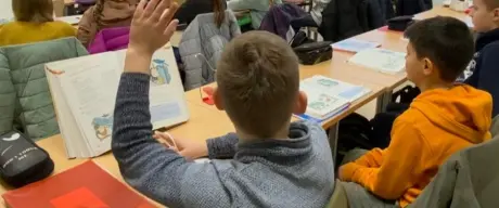 Schüler*innen in einem Klassenraum