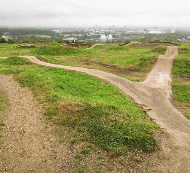 Der erneuerte Mountainbike-Parcours auf dem Deusenberg mit seiner einzigartigen Kulisse ist wieder nutzbar.