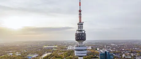 Der Florianturm mit einem Blick auf Dortmund im Hintergrund.