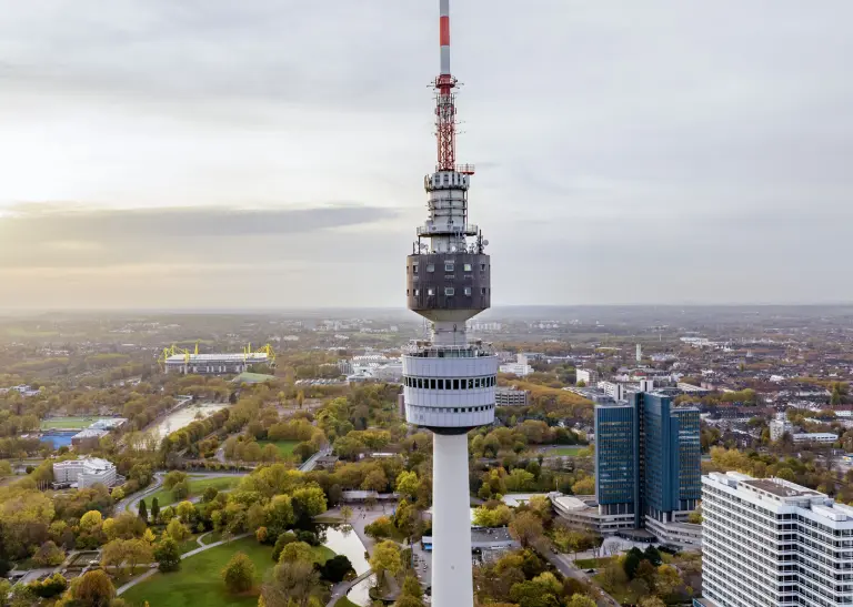 Der Florianturm mit einem Blick auf Dortmund im Hintergrund.