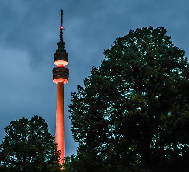 Der Florian im Westfalenpark leuchtet den ganzen Monat Oktober lang pink.