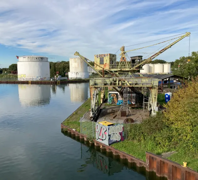 Ein Blick auf den Dortmunder Hafen mit einem Portaldrehkran.