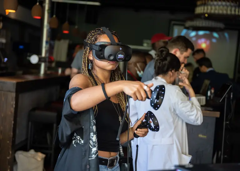 Zwei junge Frauen haben eine VR-Brille auf.