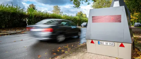 Der neue Blitzanhänger soll für mehr Sicherheit auf Dortmunds Straßen sorgen.