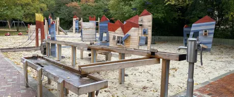 Der neue Spielplatz zeigt Spielgeräte für Kinder bis acht Jahre.