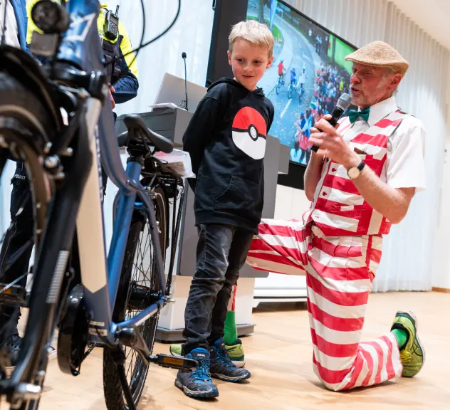 Moderator Friedhelm Susok übergab dem Gewinner Niklas den Hauptpreis - ein neues Fahrrad.