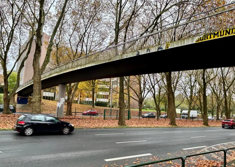 Die Fußgänger- und Fahrrad-Brücke an der Bundestraße 1 in Dortmund.