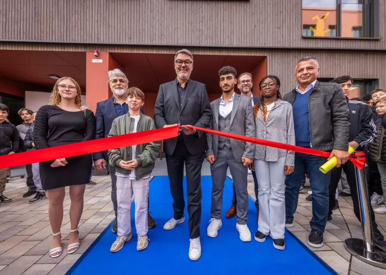 Oberbürgermeister Thomas Westphal eröffnet feierlich den neuen Trakt der Reinoldi-Gesamtschule.