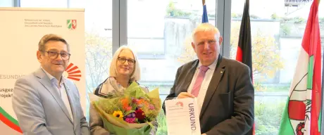 Zu sehen ist NRW Gesundheitsminister Laumann (rechts), Renate Lanwert-Kuhn (mitte), Staatsminister Josef Neumann (links).