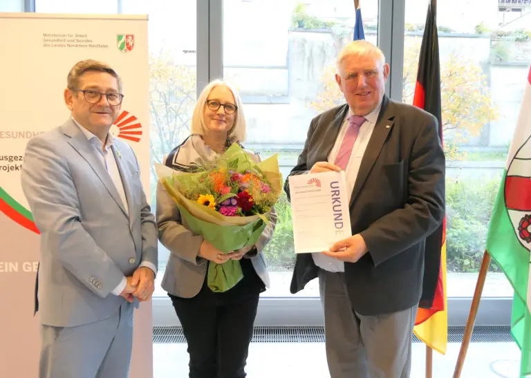 Zu sehen ist NRW Gesundheitsminister Laumann (rechts), Renate Lanwert-Kuhn (mitte), Staatsminister Josef Neumann (links).