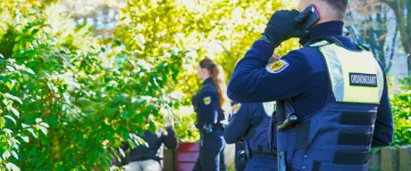 Der Kommunale Ordnungsdienst (KOD) auf Streife im Stadtgarten.