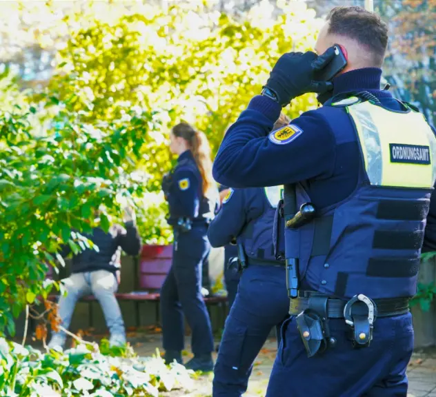 Der Kommunale Ordnungsdienst (KOD) auf Streife im Stadtgarten.