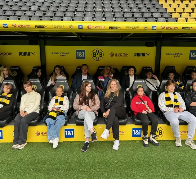 Ukrainische Kinder sitzen im Signal-Iduna-Park.