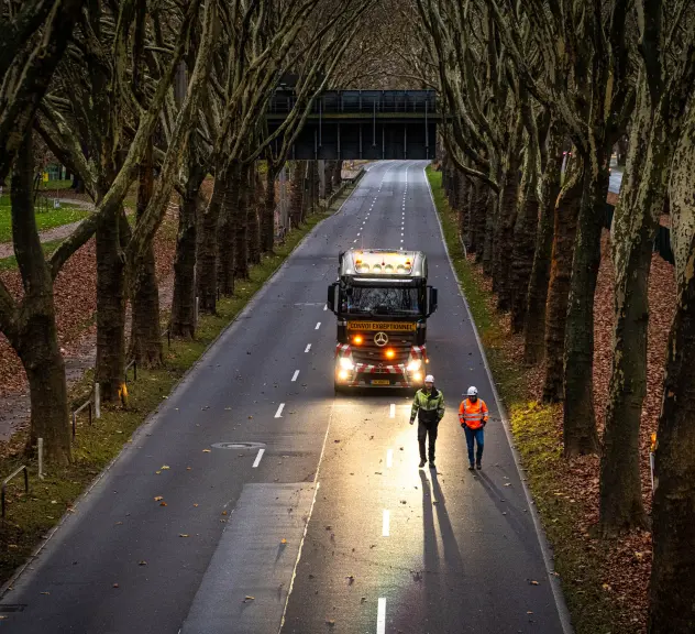 Eine leere B1 und ein Schwertransporter, der angefahren kommt, um eine Brücke abzutransportieren