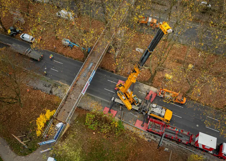 Die Arbeiten an der Brücke über die B1 von oben, ein Kran ist in Position