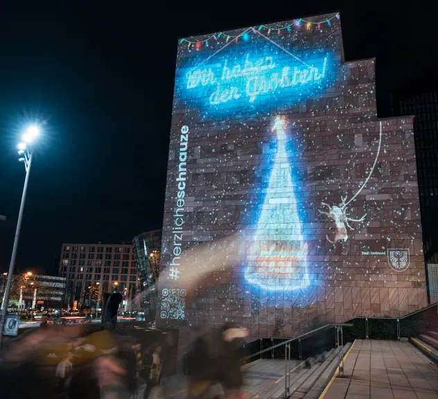 Digitale Projektion eines Weihnachtsbaums an der Giebelwand der Stadt- und Landesbibliothek, perfekt angepasst an die Architektur.