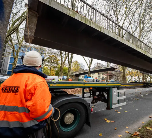 Eine Brücke auf der B1 wird von einem Kran angehoben