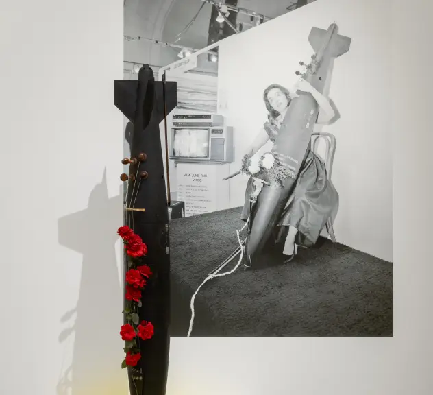 Eine Kunstinstallation zeigt ein Cello in der Form einer Bombe.