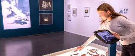 Eine Frau baut mittels einer Kunstinstallation einen Stop-Motion-Clip.