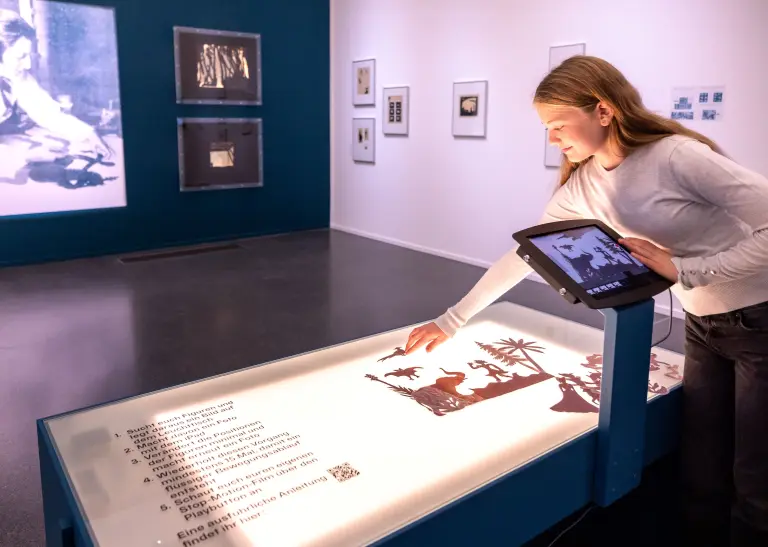 Eine Frau baut mittels einer Kunstinstallation einen Stop-Motion-Clip.