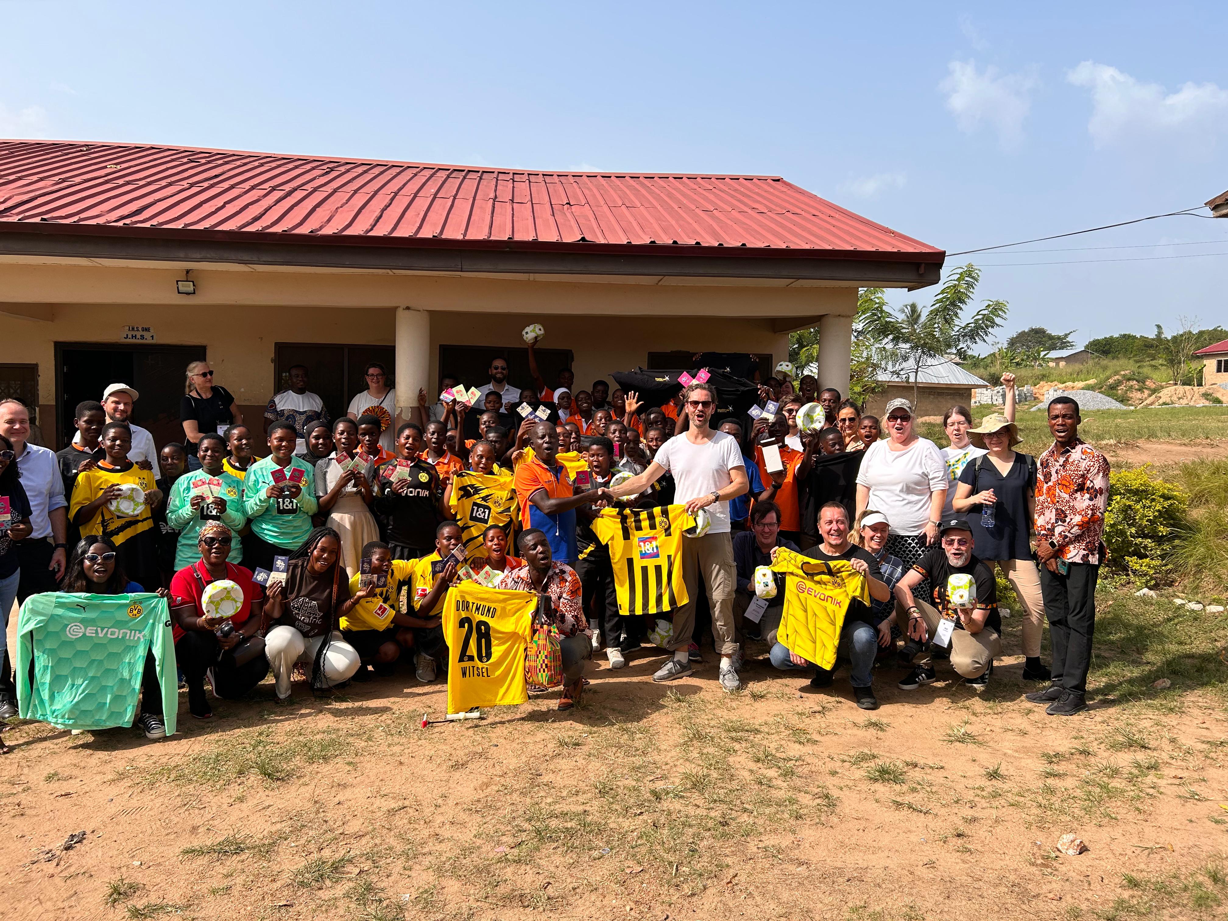 Dort wurden gemeinsam mit dem BVB Klassensätze an Trikots für den Sportunterricht geschenkt.