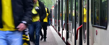 Menschen steigen aus einer U-Bahn aus