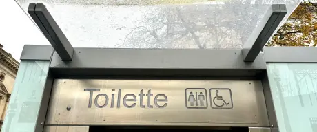 Eine öffentliche Toilette ist zu sehen.