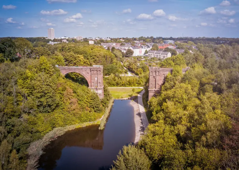 Blick auf das Viadukt Phoenix West und anliegenden Teich