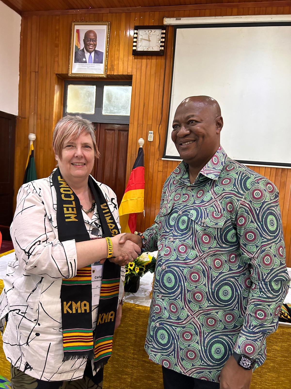 Kumasis Bürgermeister Mayor Pyne überreichte handgefertigte Kumasi-Schals an die Delegationsteilnehmer*innen.