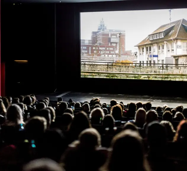 Publikum sitzt im Kinosaal im Kino im U und schaut auf eine Leinwand