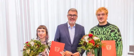 Oberbürgermeister Thomas Westphal gratuliert Jana Kerima Stolzer (links) und Lex Rütten (rechts).