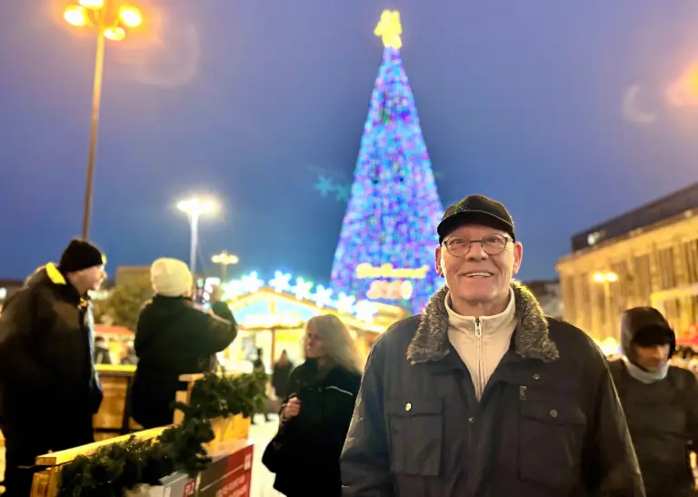 Werner Basselmann vor dem größten Weihnachtsbaum der Welt.