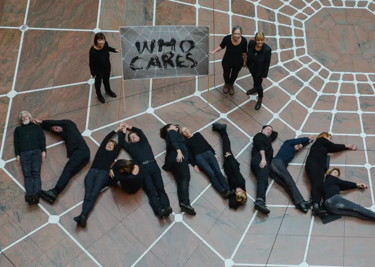 Ehrenamtliche liegen im Rathaus auf dem Boden, in der Mitte steht in großen Lettern "Danke!".