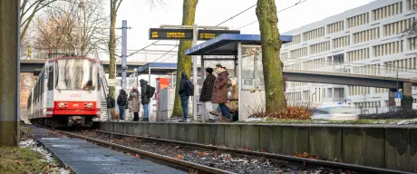 Die U47 in Richtung Westerfilde fährt die Haltestelle Stadtkrone Ost an.