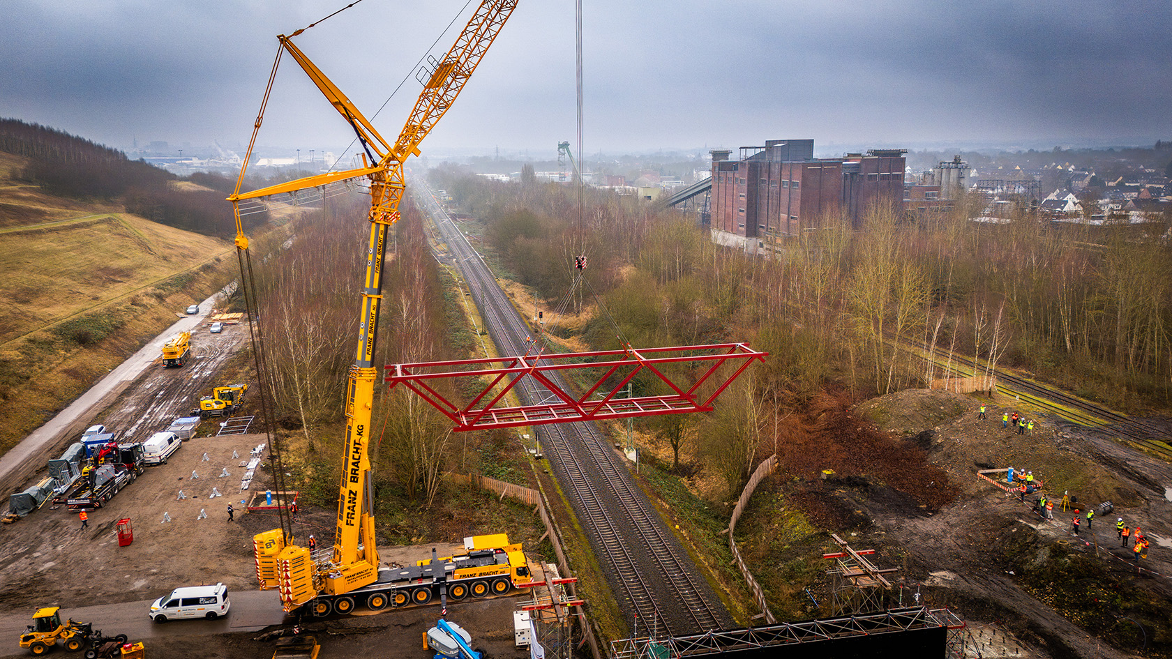 Der Mittelteil der Brücke Haldensprung wird von einem Kran aufgesetzt.