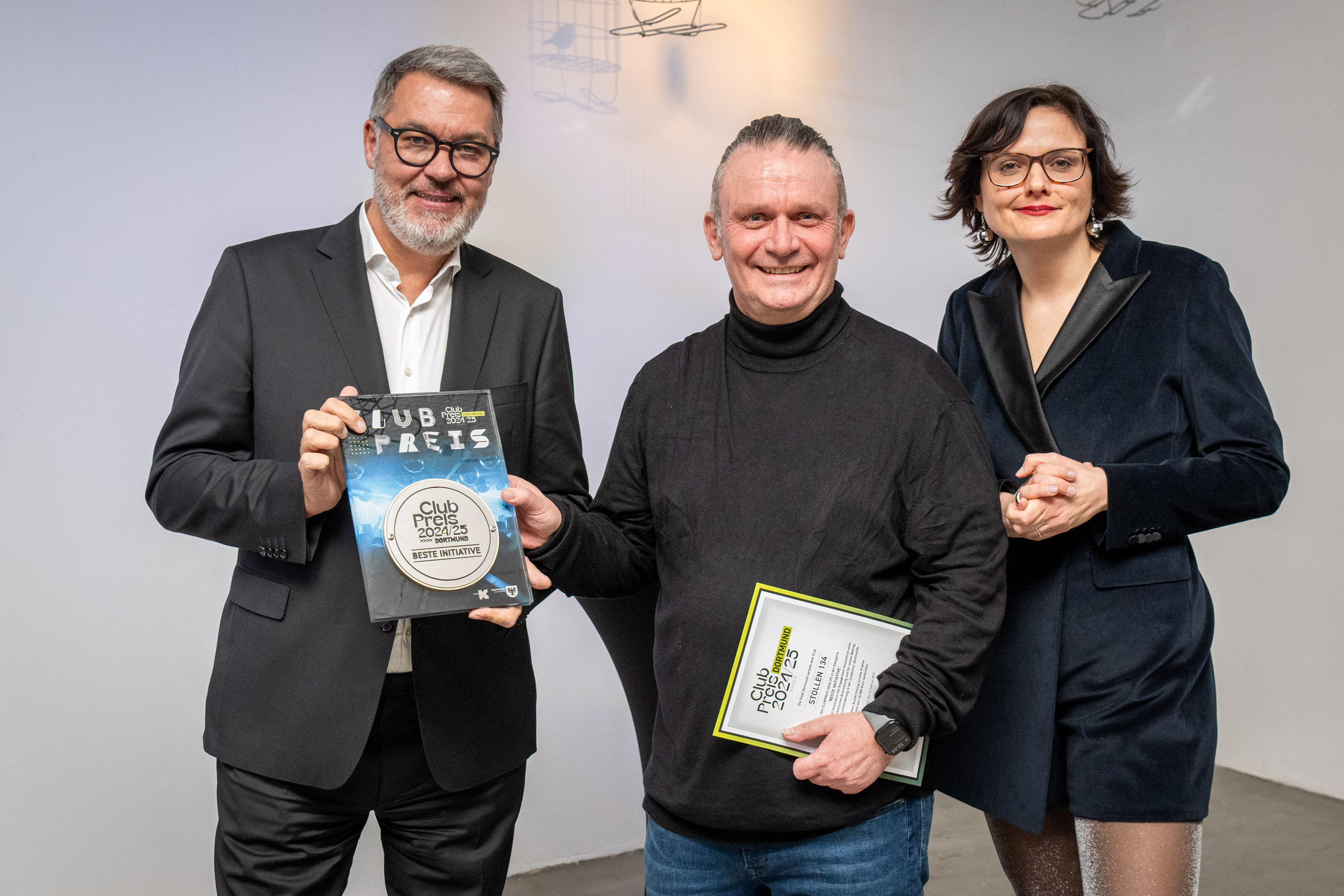 "Stollen 134"-Betreiber Udo Lagatz (mitte) freut sich über den zweiten Platz beim Clubpreis.