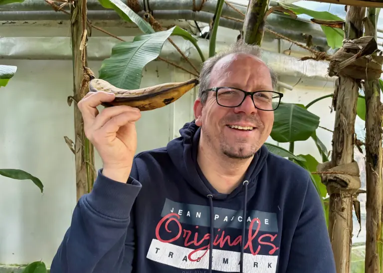 Rombergpark-Chef Dr. Knopf zeigt eine Banane.