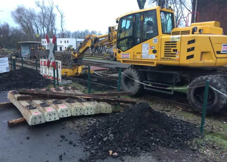 Bauarbeiten an Gleisen am Nahverkehrsmuseum Mooskamp mit einem Bagger.