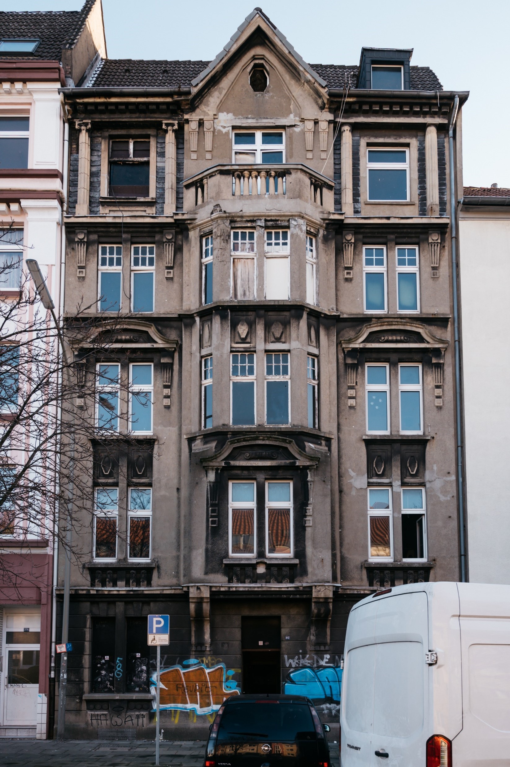 Auch an der Gneisenaustraße 93 war das Gebäude vor der Sanierung nicht bewohnbar.