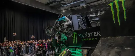 Motorrad-Fahrer fliegt bei einer Stunt-Show mit dem Motorrad in der Luft.