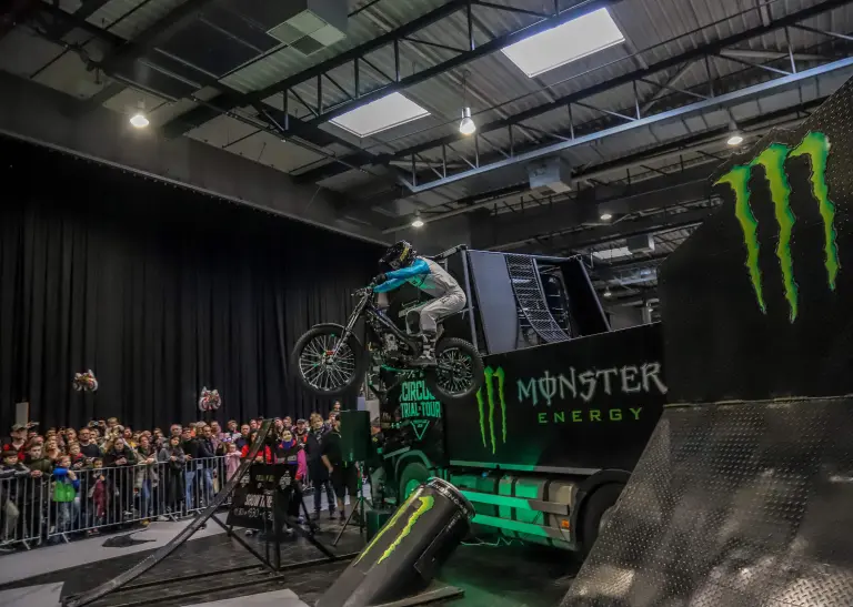 Motorrad-Fahrer fliegt bei einer Stunt-Show mit dem Motorrad in der Luft.