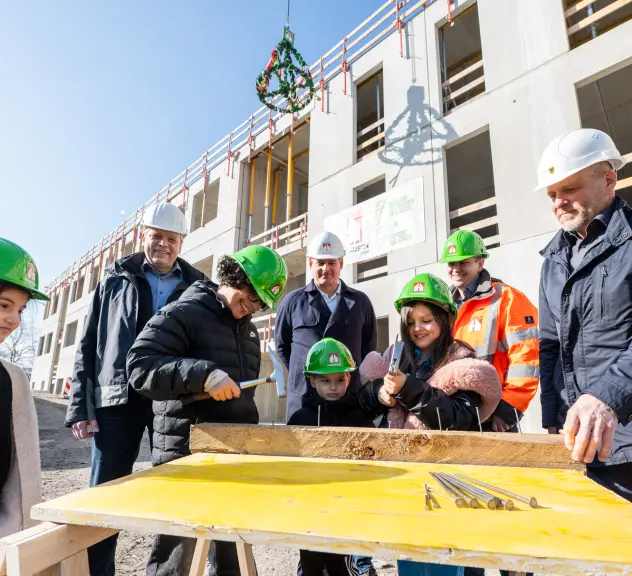 Wie geht Baustelle? Die Schulgemeinschaft kann ihrem Neubau beim Wachsen zuschauen. Kein Wunder, dass die Kinder auch einmal selbst Hand anlegen wollten. 