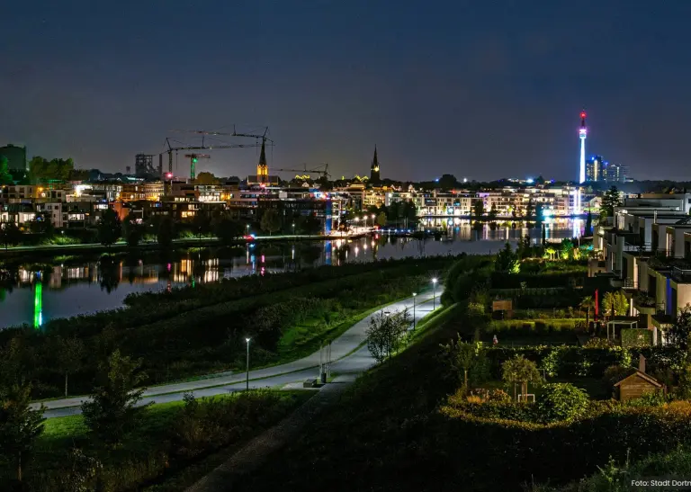 Smarte Leuchten am Fuß- und Radweg PHOENIX See