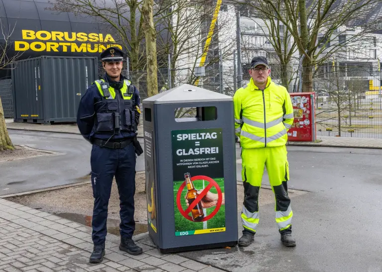 Stationäre Abfallstationen gegen Glasmüll.