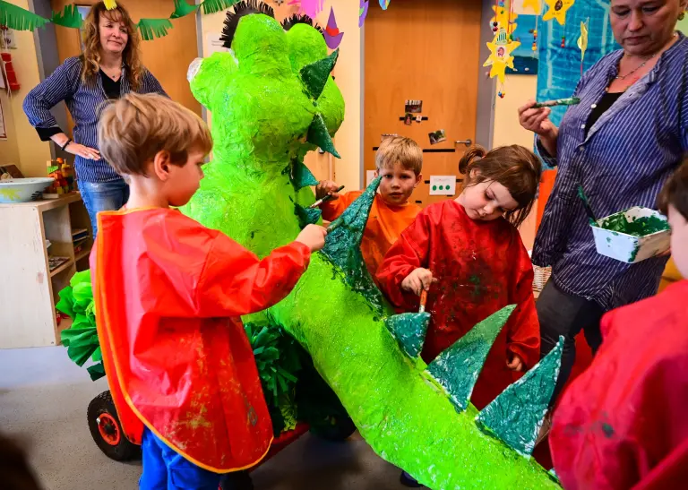 Die Kinder der FABIDO-Kita Am Rüggen bauen Wagen für ihren eigenen Rosenmontagszug.