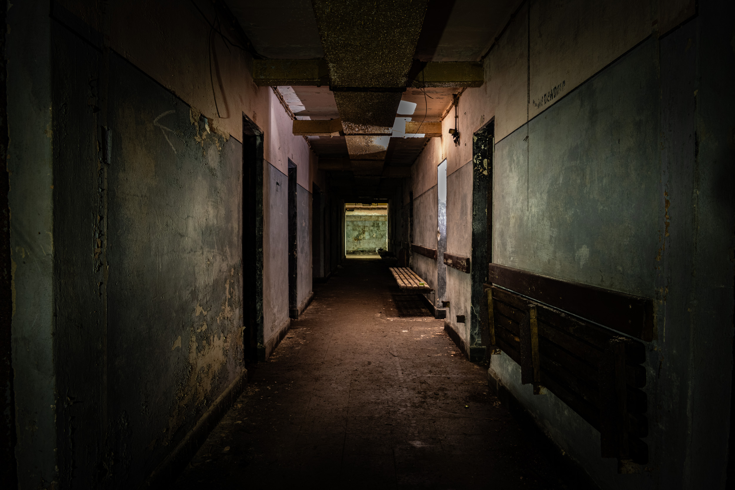 Der Blick in einem Flur vom Bunker. Die Wände sind farbig angestrichen.