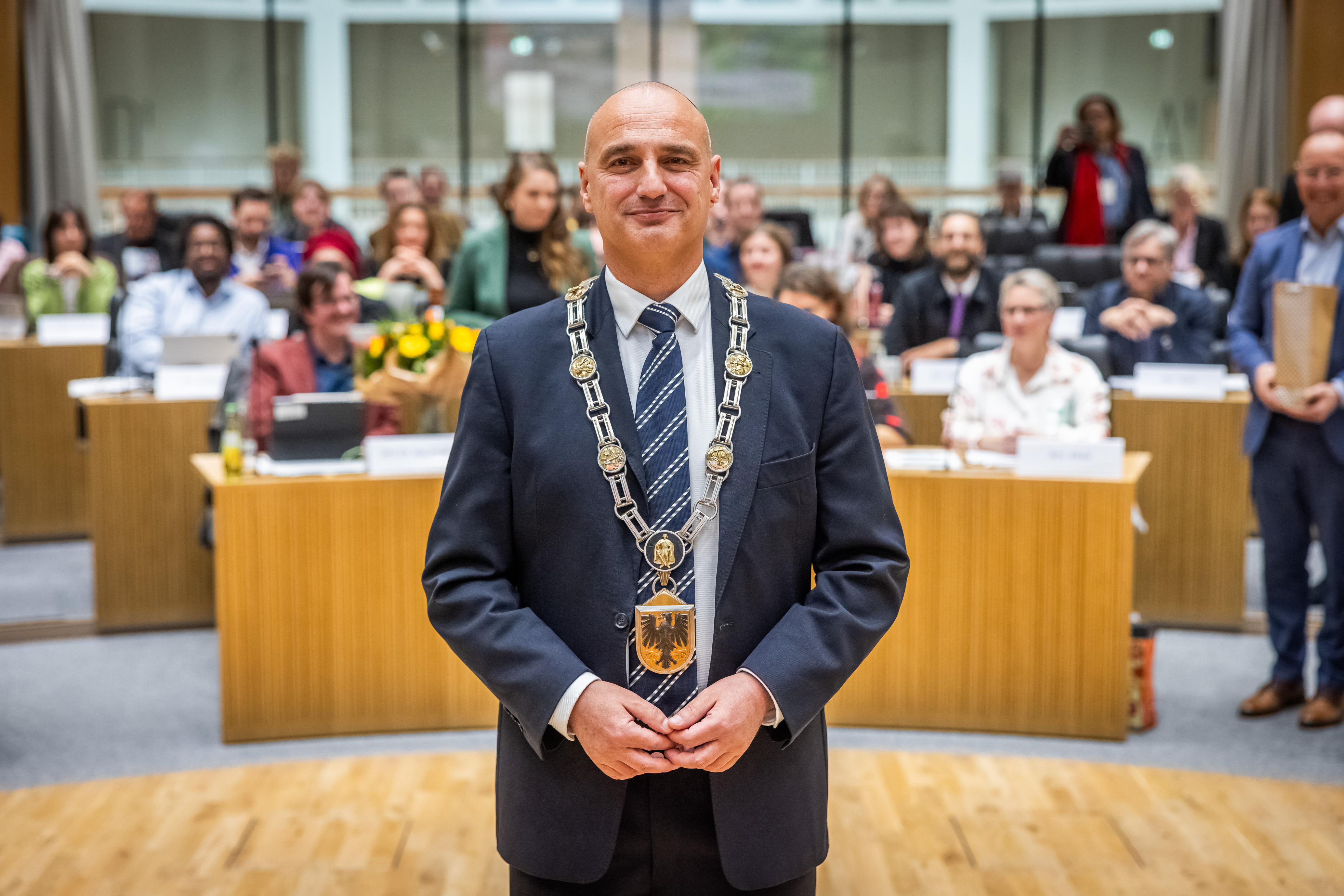Dortmunds Oberbürgermeister Alexander Kalouti posiert mit der Amtskette des Oberbürgermeisters.